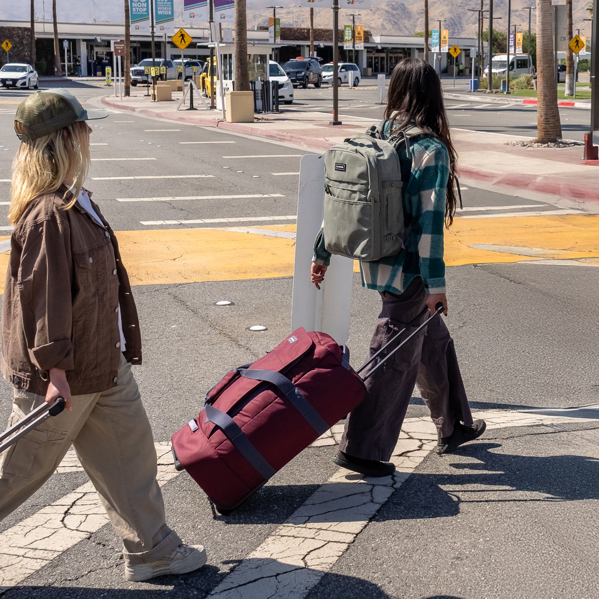 Dakine 365 Roller Duffle – interiér a kapsy