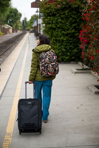 Carry On Roller Bag 42L - Black – Dakine