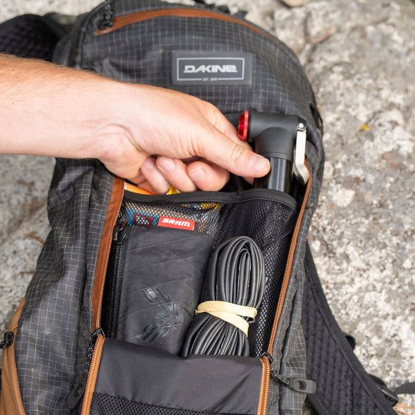 Seeker Backpack 10L - Black/Rubber – Dakine