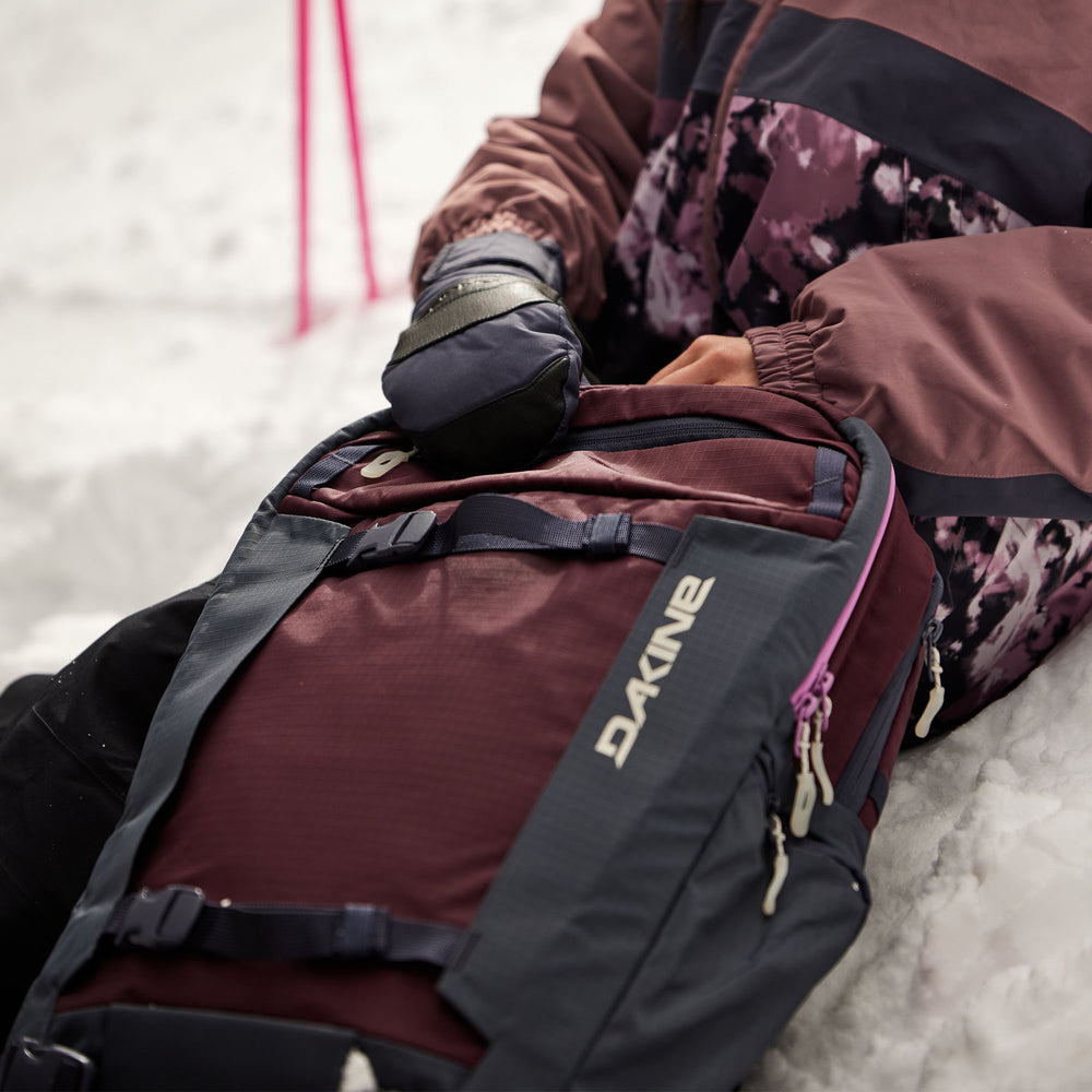 Dakine Femmes Mission 25L Sac à dos - Snowboards Sports D'Hiver Dakine Femmes Mission 25L Sac à dos - Snowboards Sports D'Hiver