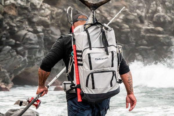 https://www.dakine.com/cdn/shop/products/ULUA60LFISHPACK-GRIFFIN-10003721-GRIFFIN-S22-LIFESTYLE23_grande.jpg?v=1661876320